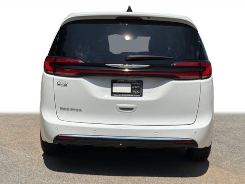 Used 2024 Chrysler Pacifica Touring-L FWD image 26