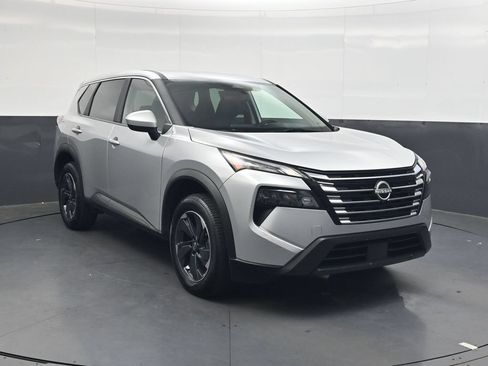 Used 2025 Nissan Rogue SV FWD image 2