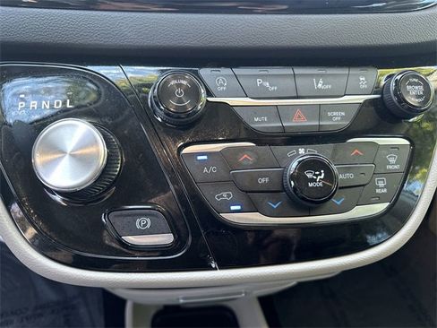 Used 2024 Chrysler Pacifica Touring-L image 17