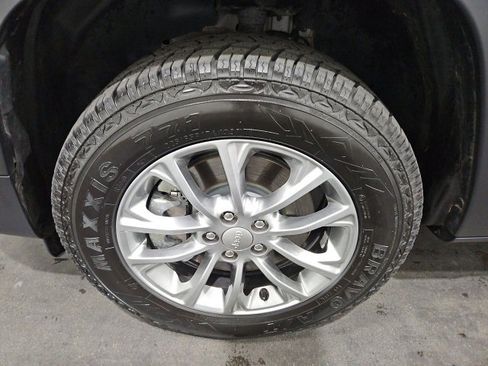 Used 2019 Jeep Cherokee Latitude Plus w/ Comfort/Convenience Group image 8