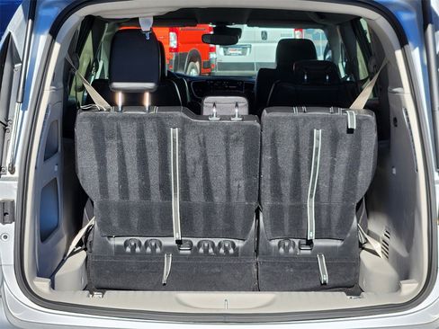 Used 2024 Chrysler Pacifica Touring-L image 12