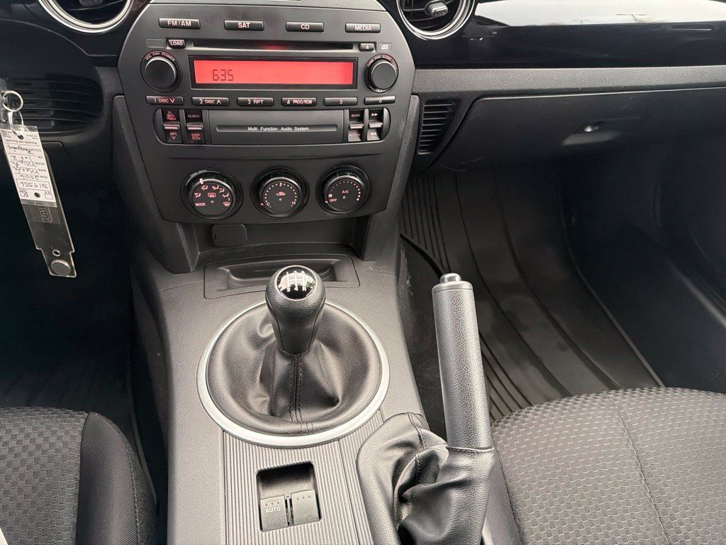 Used 2006 MAZDA MX-5 Miata Touring w/ Appearance Pkg RWD image 18