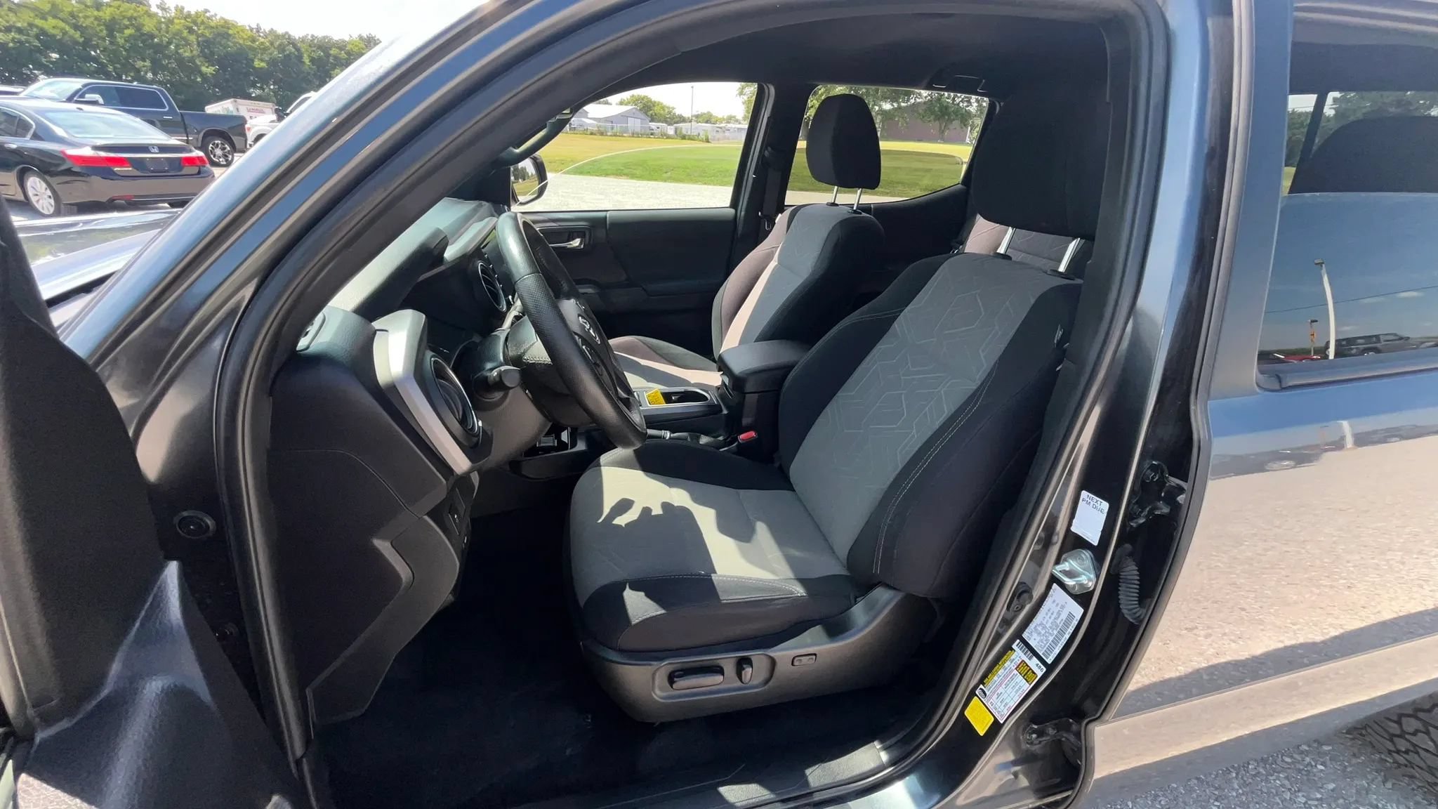 Used 2022 Toyota Tacoma TRD Off-Road AWD/4WD image 9
