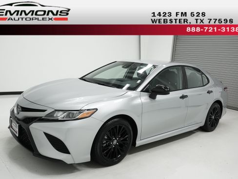 Used 2020 Toyota Camry SE image 1