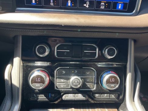 Used 2021 GMC Yukon XL Denali w/ Denali Premium Package image 31