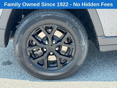Used 2025 Jeep Grand Cherokee L Laredo AWD/4WD image 17