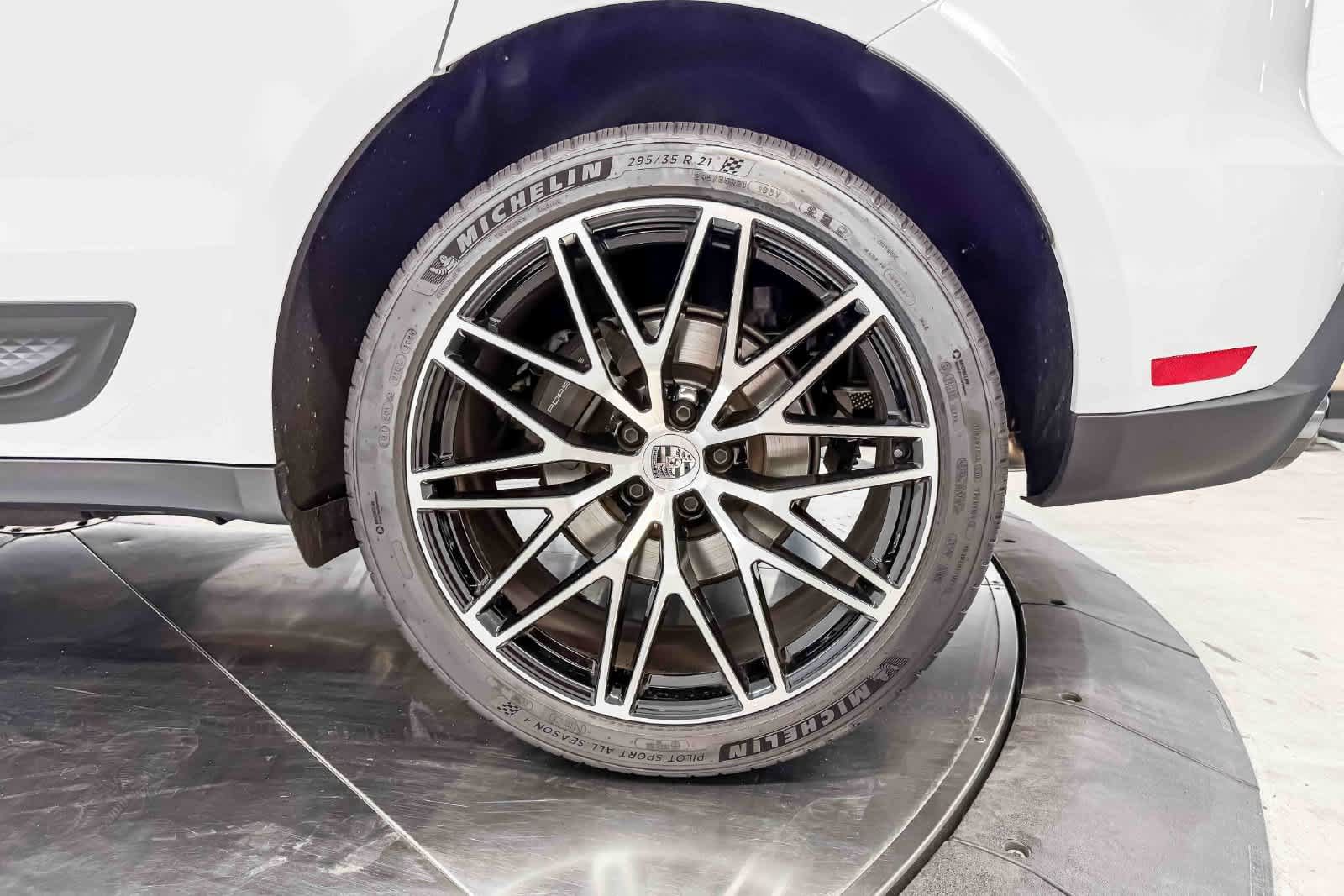 Certified 2026 Porsche Macan AWD/4WD image 13