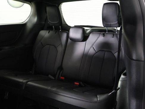 Used 2025 Chrysler Pacifica Select image 29