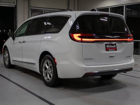 Used 2023 Chrysler Pacifica Limited image 9