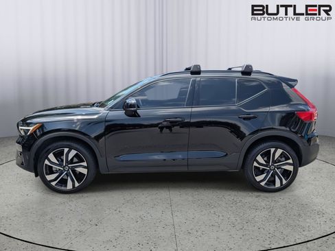Used 2023 Volvo XC40 B5 Plus image 3