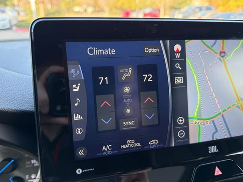 Used 2021 Toyota Venza Limited image 28