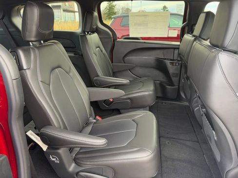New 2026 Chrysler Pacifica Select image 13