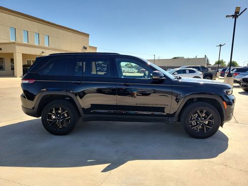 Used 2025 Jeep Grand Cherokee Altitude AWD/4WD image 8