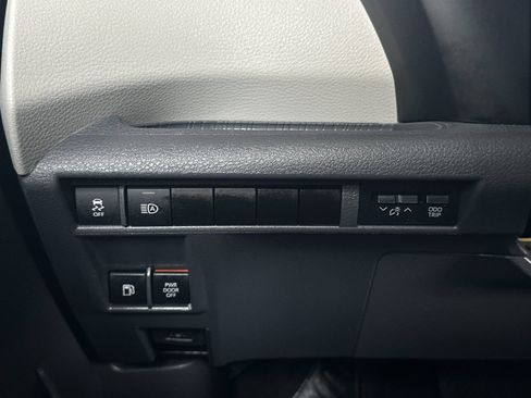 Used 2021 Toyota Sienna XLE w/ XLE Plus Package FWD image 29