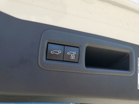 Used 2024 Toyota Venza Limited image 9