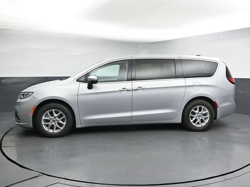 Used 2023 Chrysler Pacifica Touring-L FWD image 5