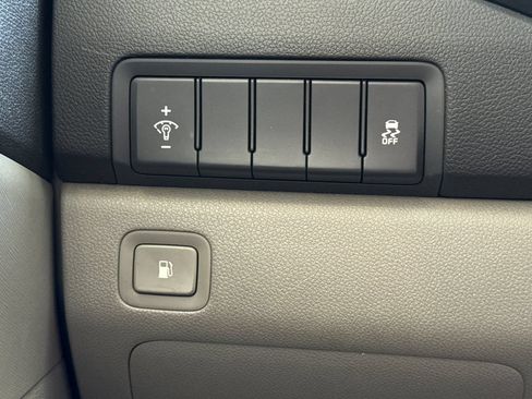 Used 2018 Kia Sedona LX w/ LX Essentials Premium Package FWD image 30