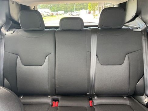 Used 2023 Jeep Renegade Latitude AWD/4WD image 18