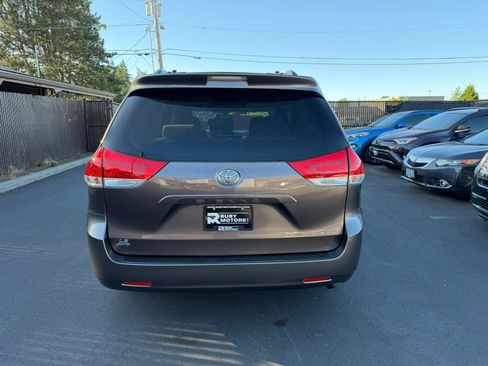 Used 2013 Toyota Sienna LE w/ Towing Pkg AWD/4WD image 5