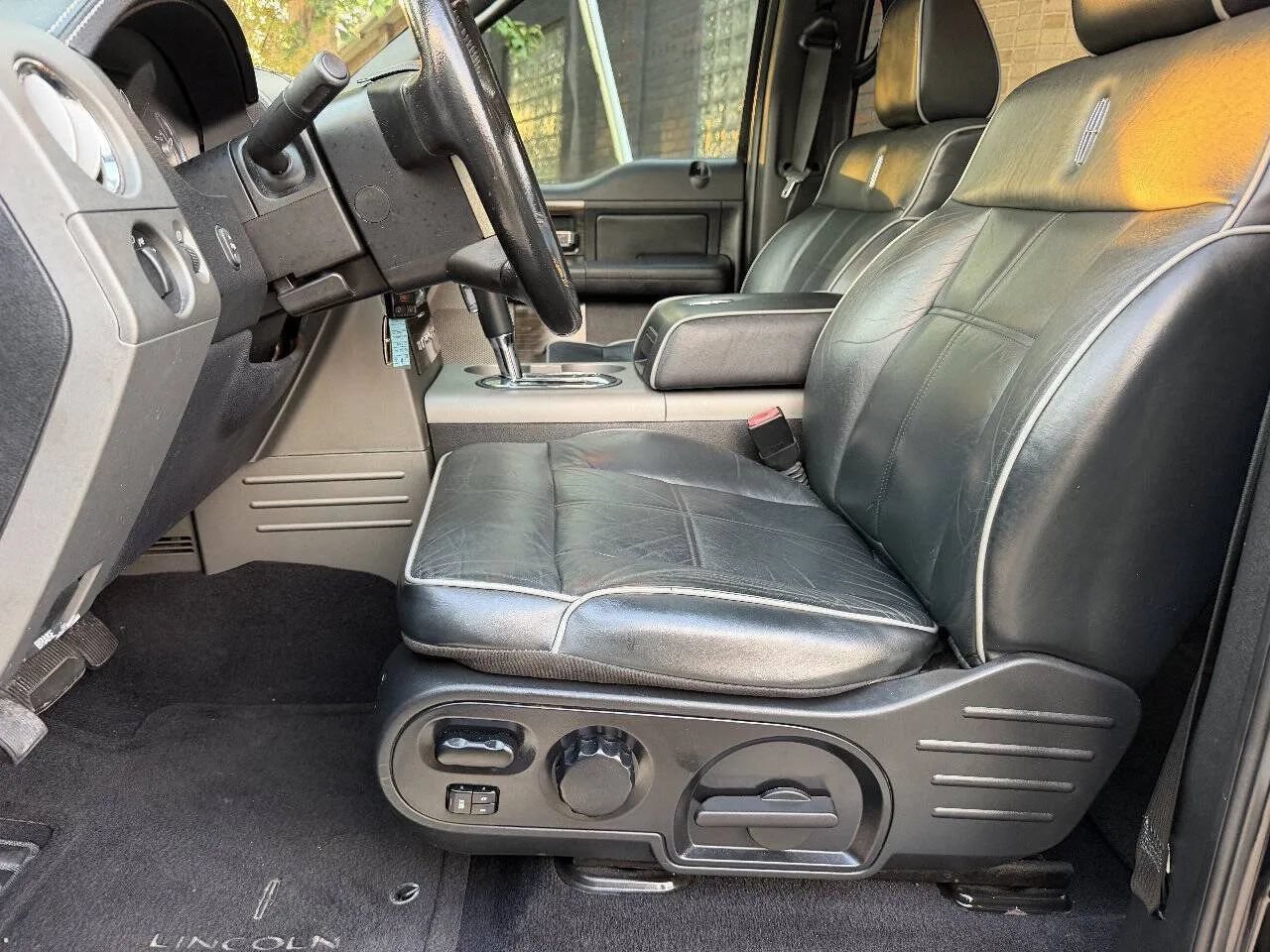 Used 2008 Lincoln Mark LT 4x4 image 4