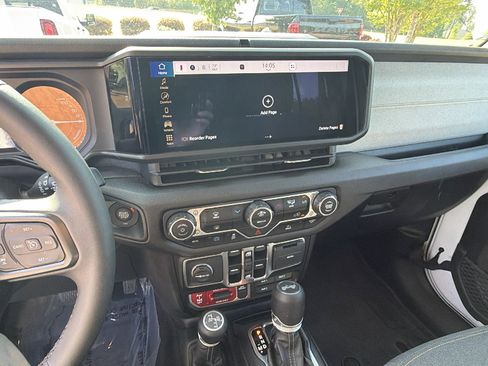 Used 2025 Jeep Wrangler Willys AWD/4WD image 31