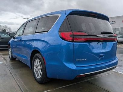 New 2026 Chrysler Pacifica Select