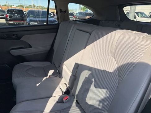 Used 2023 Toyota Highlander L FWD image 31