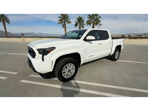 Used 2025 Toyota Tacoma SR5 image 4
