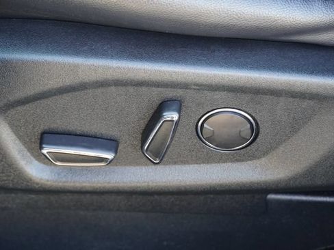 Used 2018 Ford Explorer XLT w/ Equipment Group 202A FWD image 22