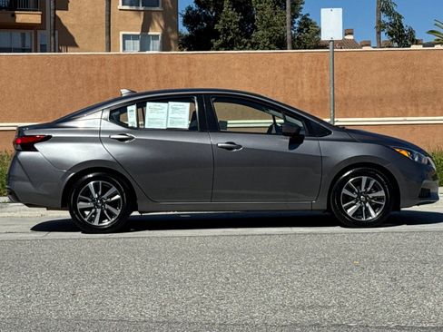 Used 2022 Nissan Versa SV image 3