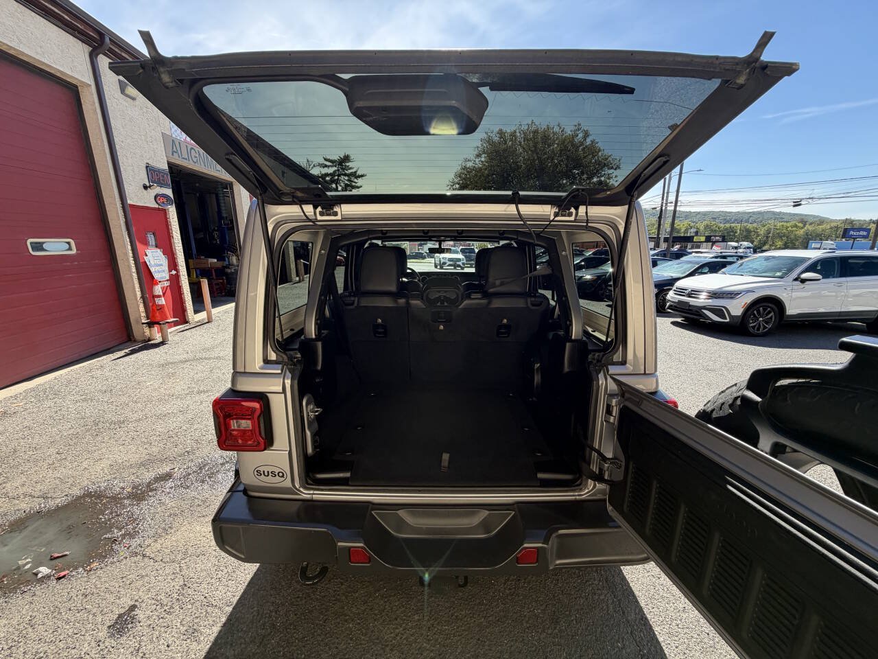 Used 2018 Jeep Wrangler Unlimited Sahara AWD/4WD image 25