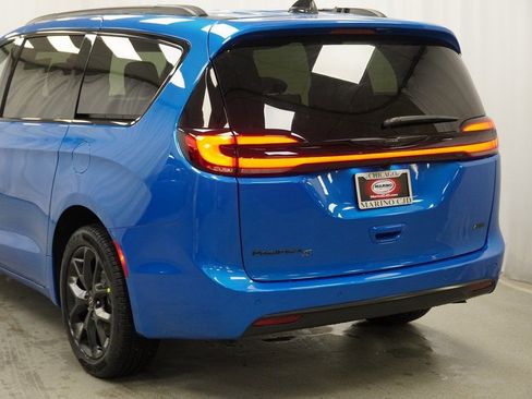 New 2026 Chrysler Pacifica Select image 12