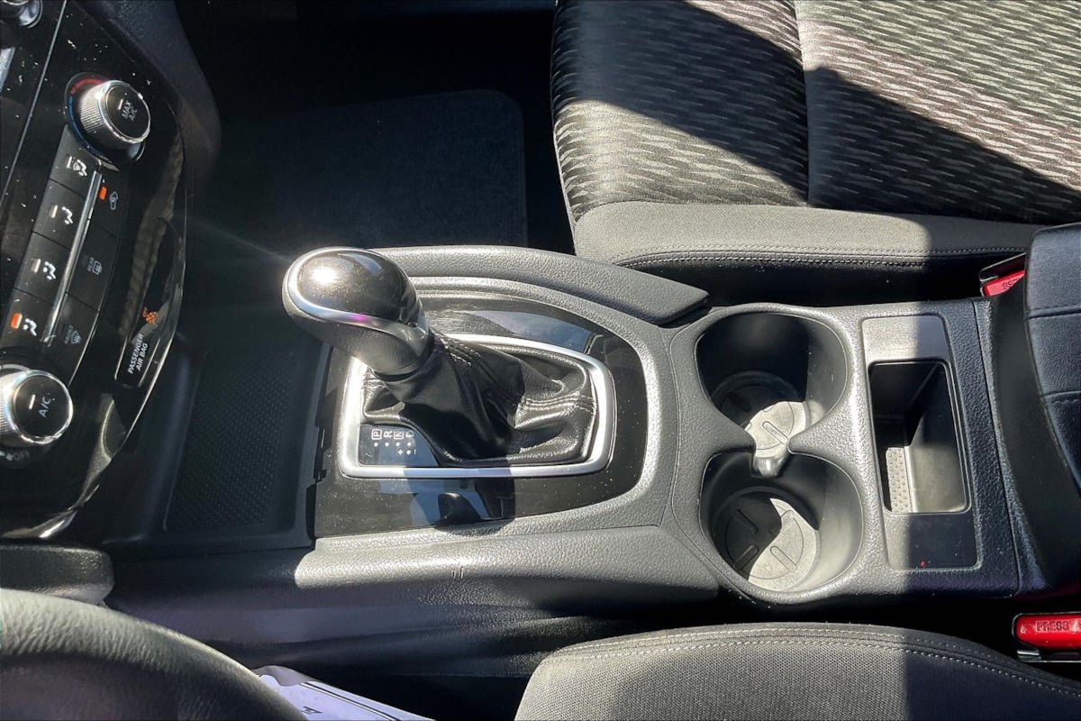 Used 2020 Nissan Rogue S FWD image 17