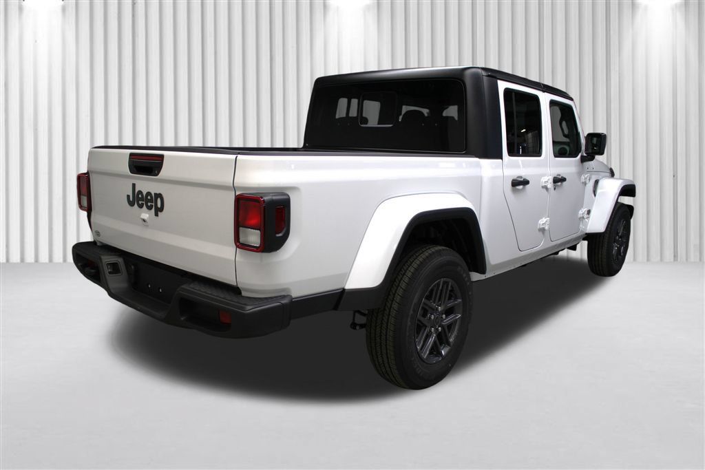 New 2026 Jeep Gladiator Sport AWD/4WD image 3