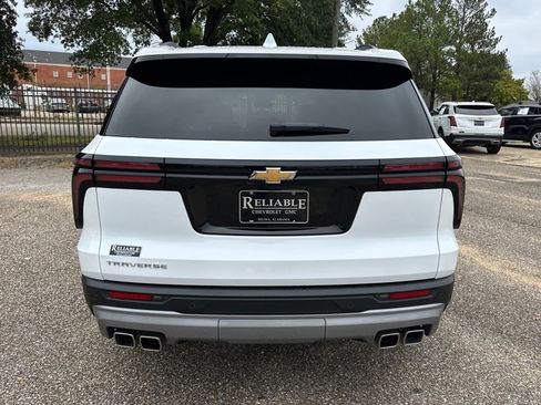 Used 2025 Chevrolet Traverse LT image 5