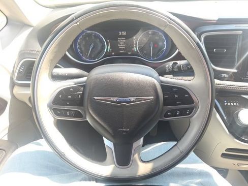 Used 2018 Chrysler Pacifica Limited w/ Advanced Safetytec Group FWD image 34
