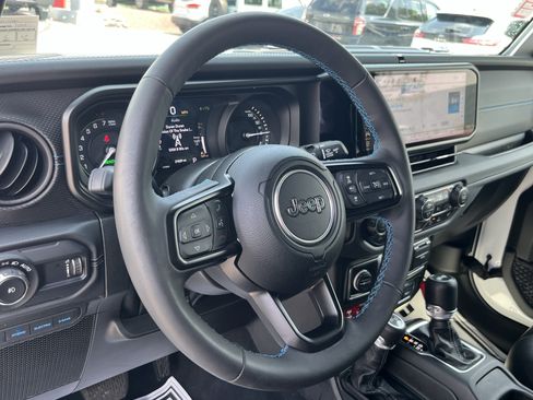 Used 2024 Jeep Wrangler Unlimited Rubicon 4xe AWD/4WD image 25