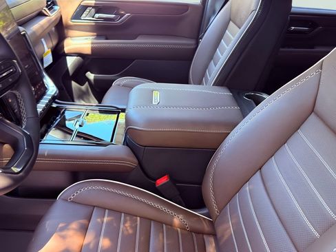 New 2026 GMC Yukon Denali Ultimate w/ LPO, Floor Liner Package AWD/4WD image 8