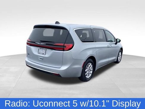 Used 2024 Chrysler Pacifica Touring-L FWD image 3