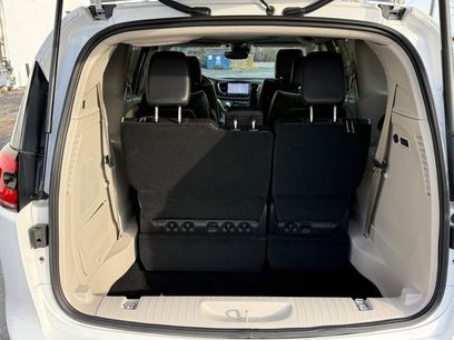 Used 2024 Chrysler Pacifica Limited w/ Uconnect Theater Family Group