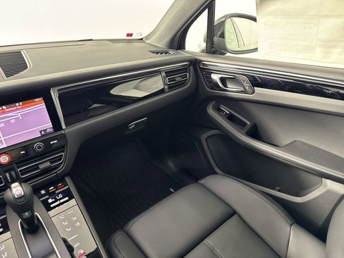 Certified 2025 Porsche Macan image 27