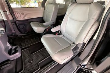 Used 2023 Toyota Sienna XLE FWD image 16