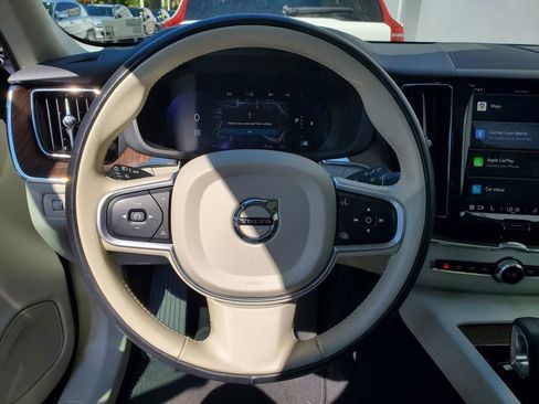 Certified 2022 Volvo XC60 B5 Momentum image 18