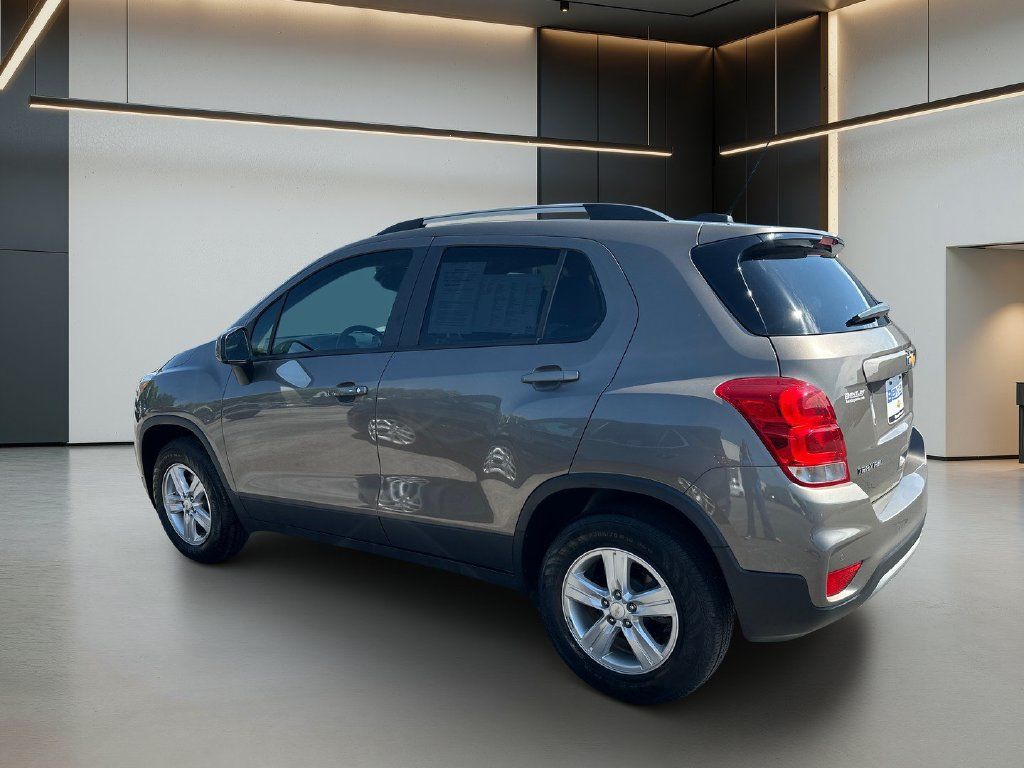 Used 2022 Chevrolet Trax LT w/ Premium Seat Package AWD/4WD image 2
