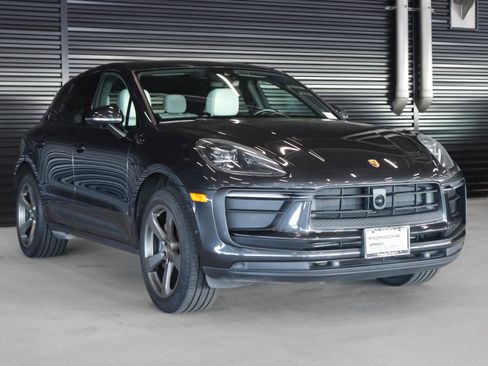 Certified 2022 Porsche Macan image 7