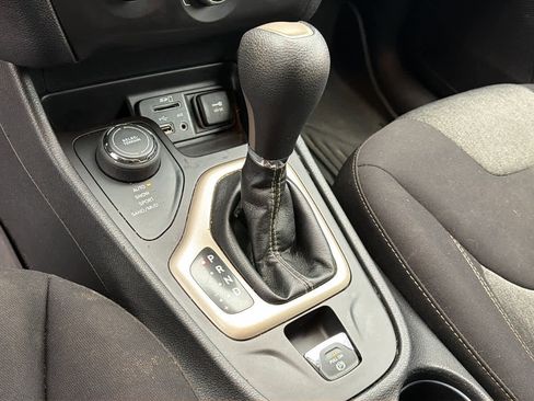 Used 2018 Jeep Cherokee Latitude w/ Altitude Package image 12