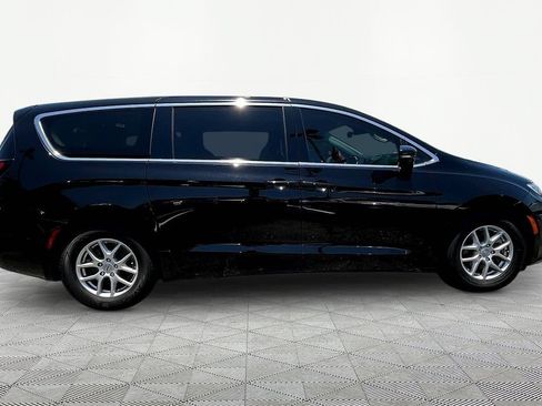 Used 2024 Chrysler Pacifica Touring-L FWD image 8
