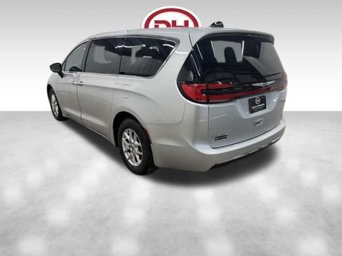 Used 2024 Chrysler Pacifica Touring-L FWD image 10