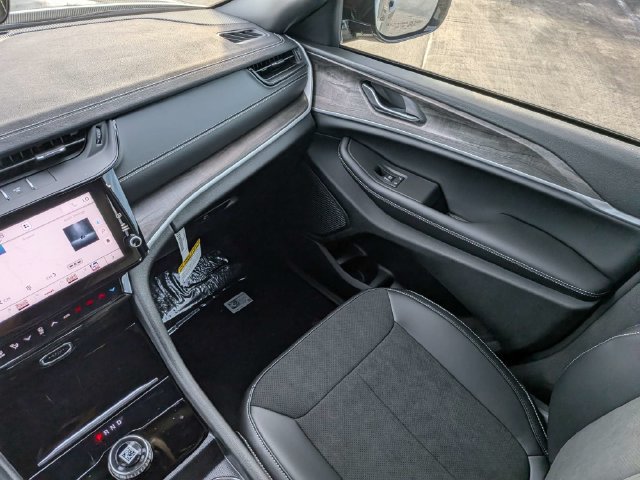 New 2027 Jeep Grand Cherokee Altitude RWD image 19