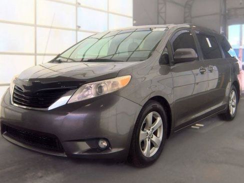 Used 2014 Toyota Sienna LE FWD image 1